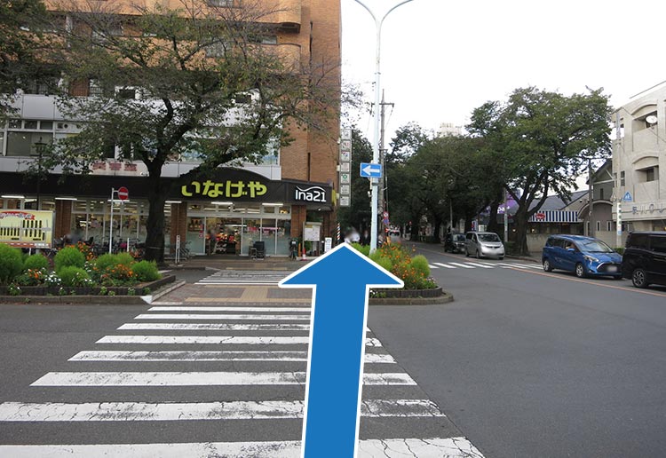矢川駅北口を出ましたら、いなげや方面へ直進します。
